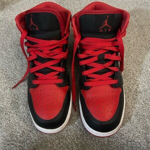 Jordans 1 Mid Alternative Bred